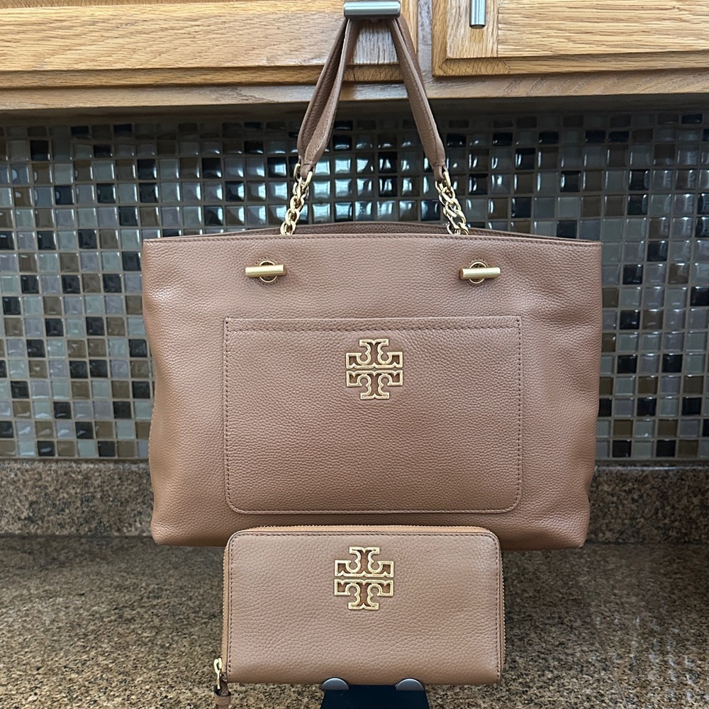 Tory Burch Tan Pebbled Leather Tote and Wallet Set. Gold Hardware.